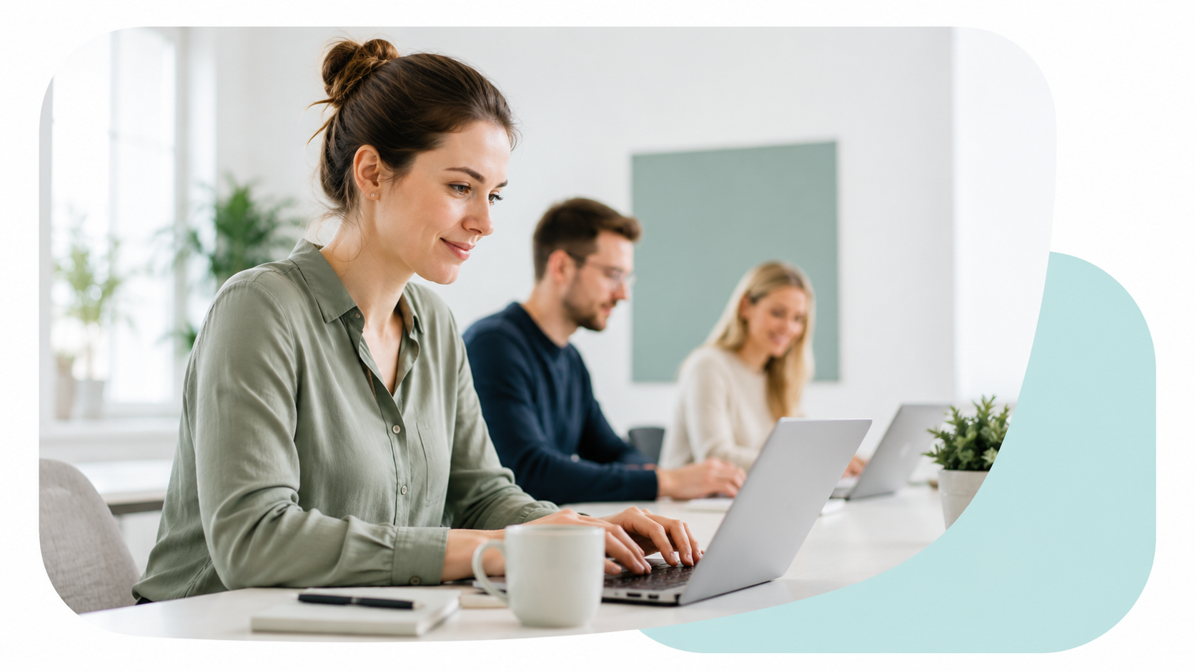 Drei Mitarbeitende lernen gemeinsam mit Laptops